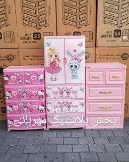 ست دراور و کمد کودک شامل دراور طرح کیتی، دراور ۴ طبقه صورتی و کمد پلاستیکی صورتی با طراحی زیبا و کاربردی، مناسب نظمدهی لباس و وسایل کودک. عرضه انواع دراور پلاستیکی و کمد کودک با کیفیت بالا توسط پخش پلاستیک مهربانی (پلاسکو مهربانی).